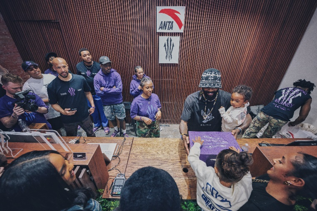 图注：安踏欧文一代在美国达拉斯首发，凯里·欧文亲临首发门店