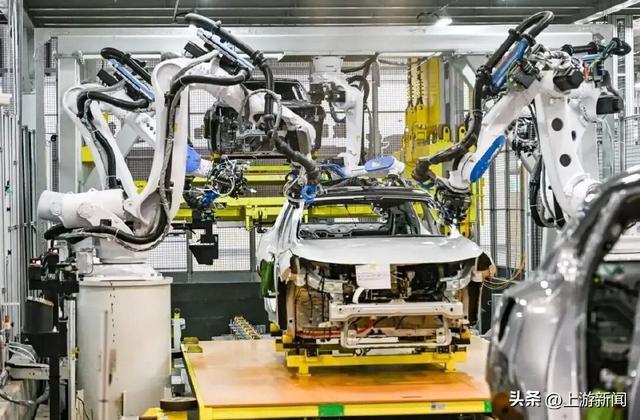 ▲位于重庆市渝北区的长安汽车数智工厂总装车间的自动化生产作业现场。记者 王全超 摄/新华社