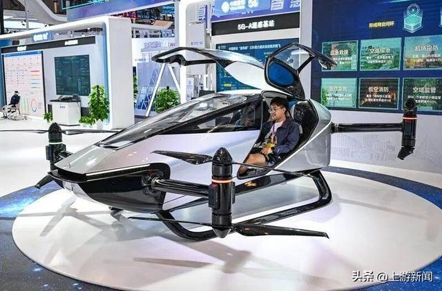 ▲9月4日，媒体记者在2025世界智能产业博览会会场参观体验智能电动垂直起降飞行器。记者 王全超 摄/新华社