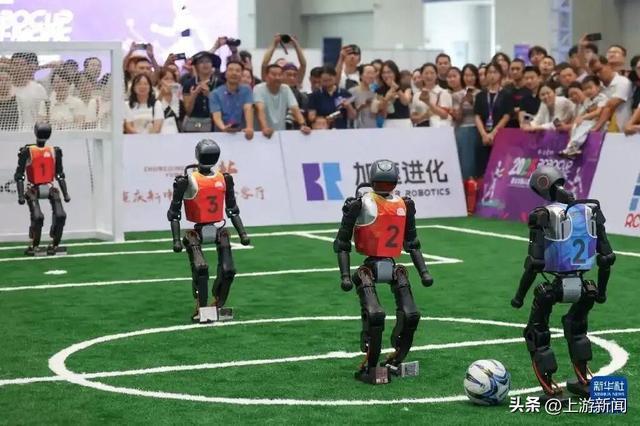 ▲9月5日，观众在2025世界智能产业博览会上观看人形机器人足球赛。记者 陈诚 摄/新华社