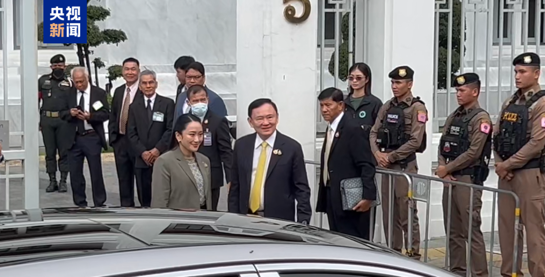 △当地时间9日，泰国前总理他信（右）及其女儿佩通坦（左）现身泰国最高法院