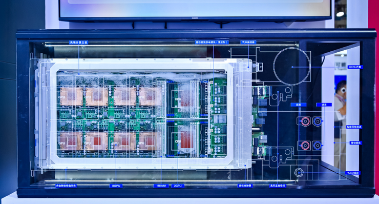曙光展出的相变浸没液冷设备，摄：雷峰网李想