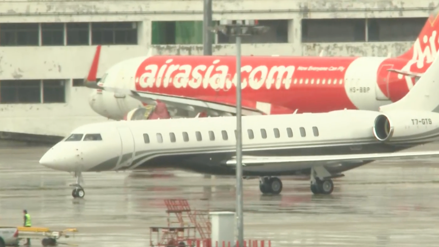 △8日，他信的私人飞机抵达曼谷。