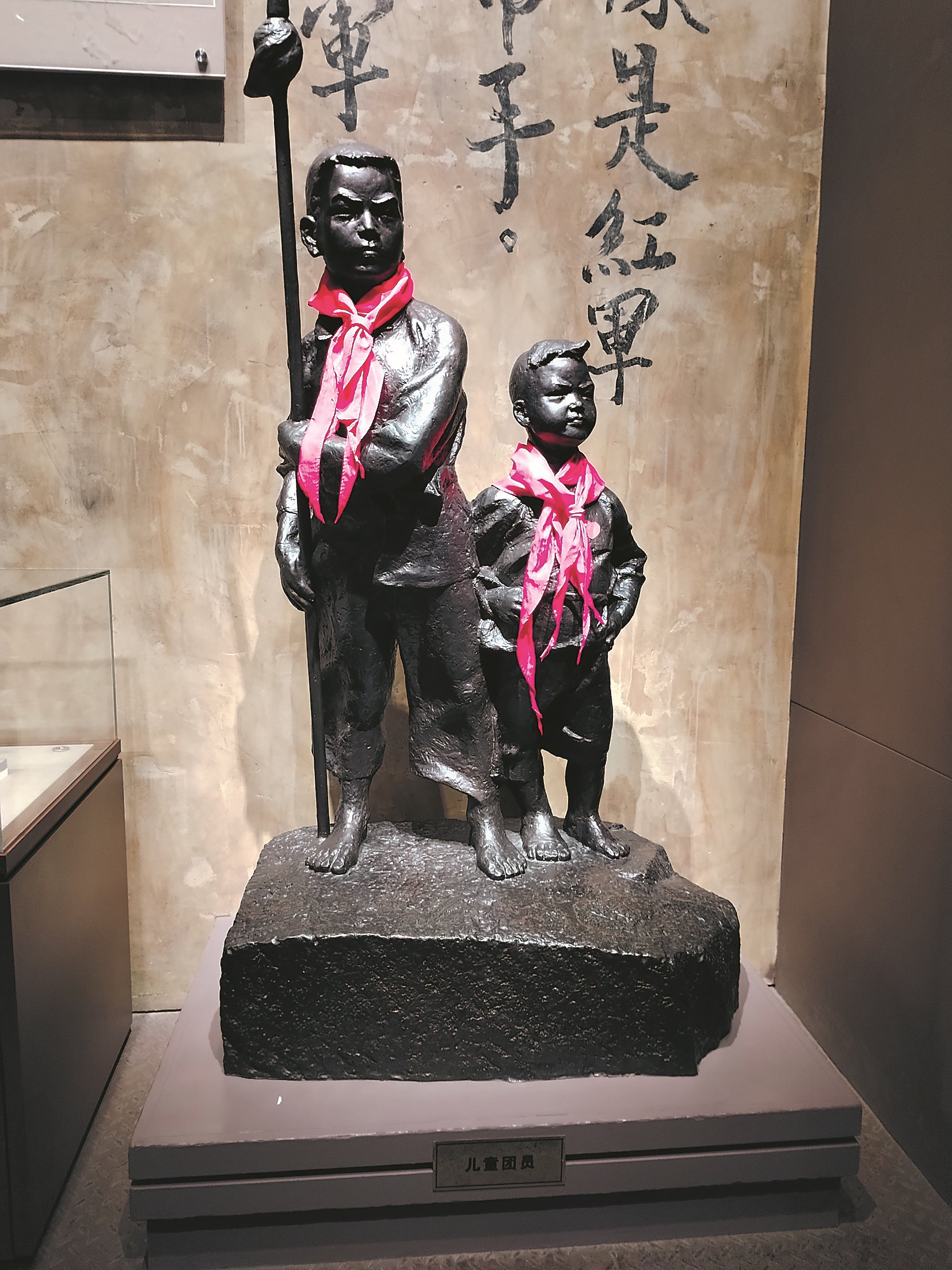 跨越时空的精神接力:少先队员为"小英雄"雕塑系上红领巾