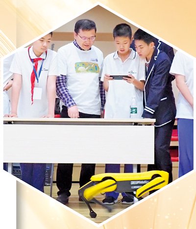 　　学生在学习操作机器狗。北京市广渠门中学供图