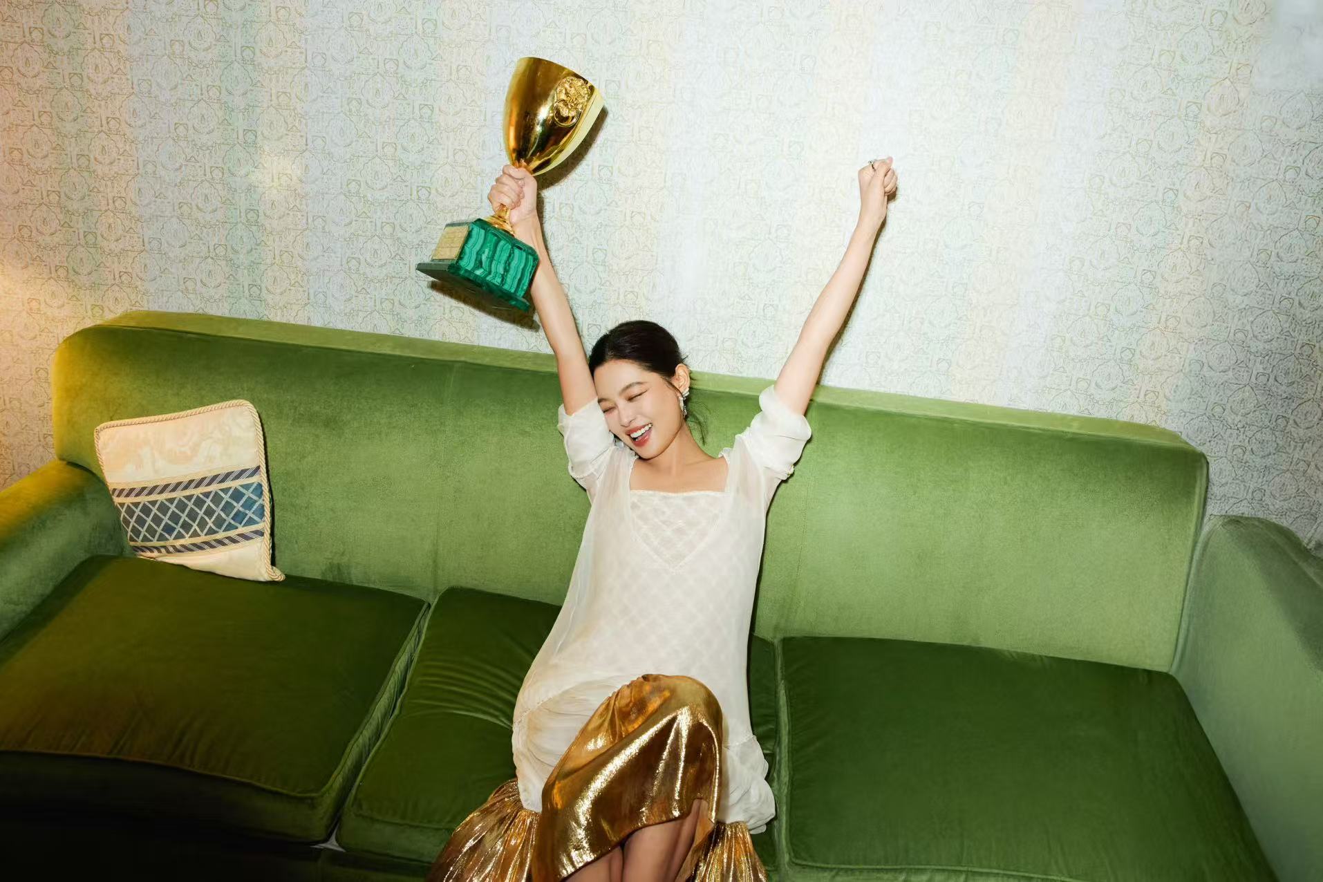 辛芷蕾手握奖杯。图源：辛芷蕾工作室微博