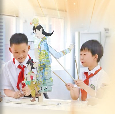 　　学生在操作皮影。湖北武汉光谷第十五小学供图