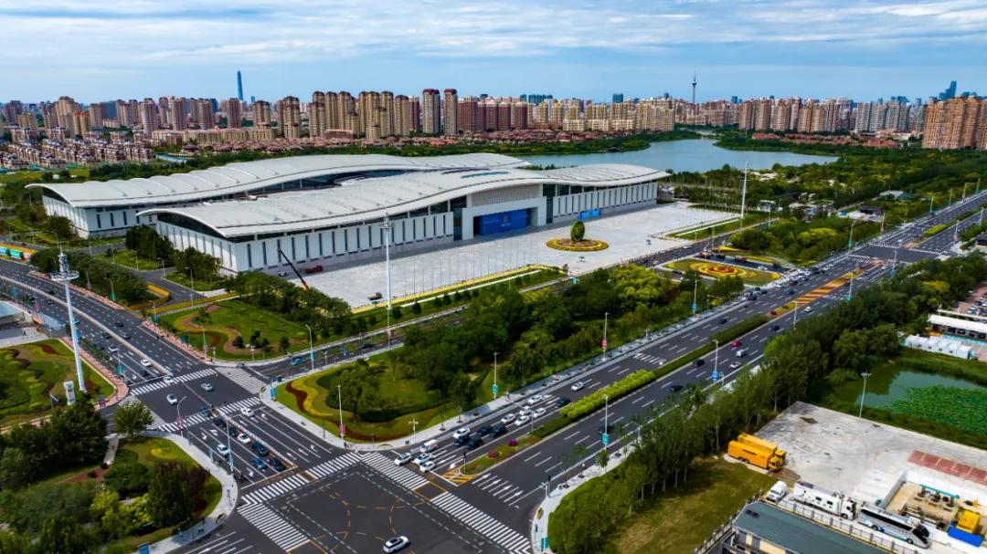 ▲8月28日拍摄的2025年上海合作组织峰会主会场天津梅江会展中心一景（新华社）