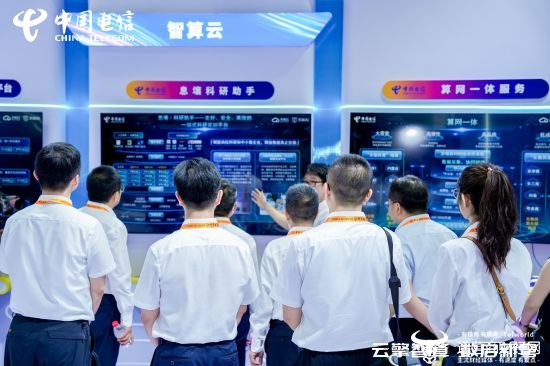 图：智算云展区“息壤科研助手”展示