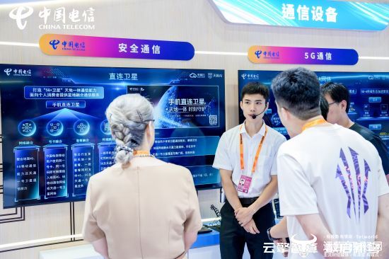 图：讲解员现场介绍安全通信展项