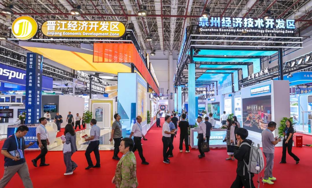 第二十五届中国国外投资交易洽谈会9月8日在厦门开幕,泉州企业精彩亮相,诱导客商了解名目、洽谈调和。图为部分展馆外景。