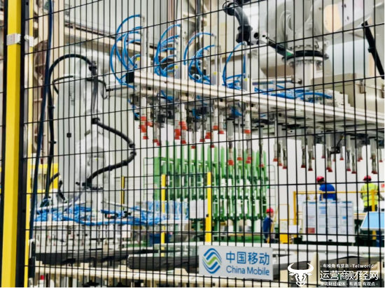 (智慧工厂内，机械臂基于优质移动网络进行自动化作业)