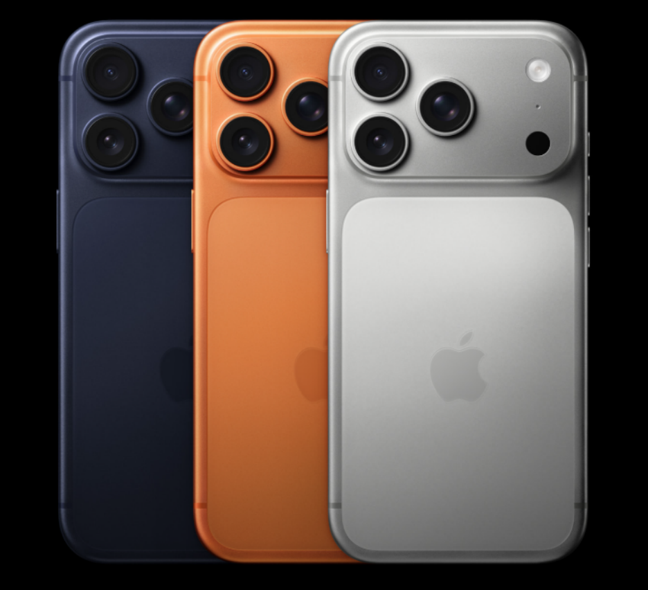 图 | iPhone 17 Pro 和 Pro Max 的三种配色：深海蓝、宇宙橙和银色（来源：苹果）