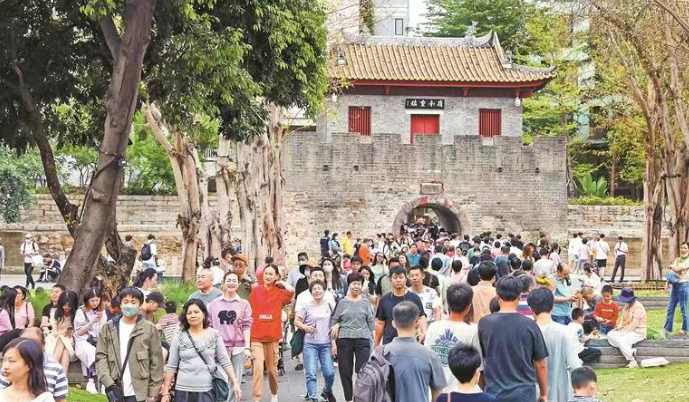 南头古城成为旅游热点。 深圳特区报记者 周红声 摄