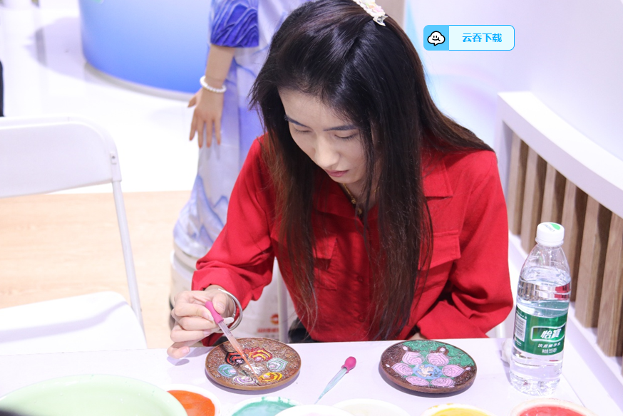 　　现场体验掐丝画制作