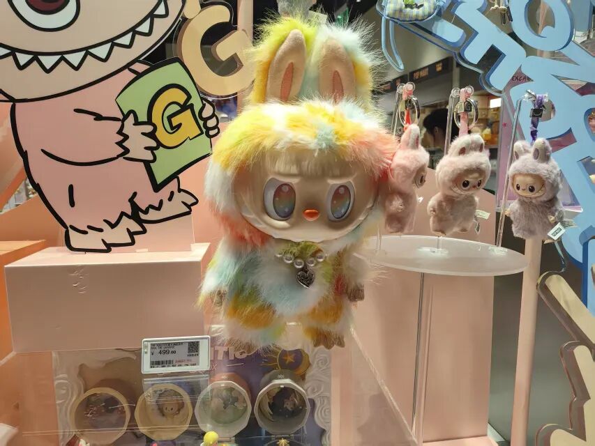 “前线高能”系列LABUBU。深圳商报·读创客户端记者 周良成 摄