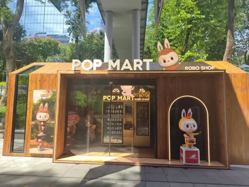 福田区领展中心城的泡泡玛特机器东说念主商店。深圳商报·读创客户端记者 周良成 摄