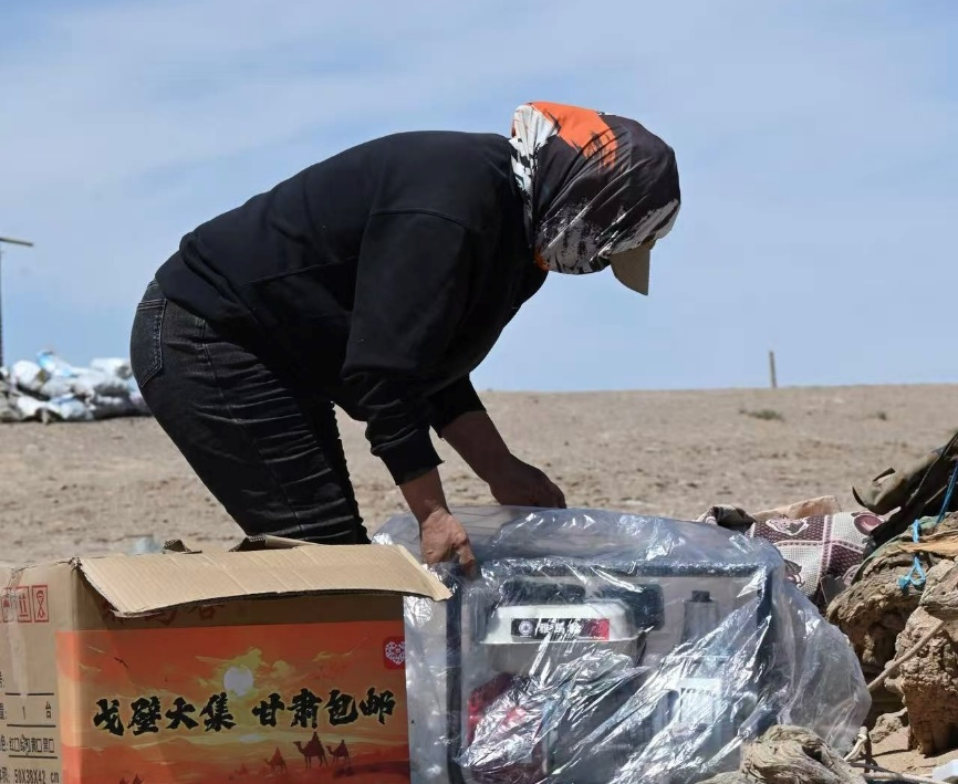 在河西走廊的牧区，当地牧民正拆开从拼多多上网购回来的发电机
