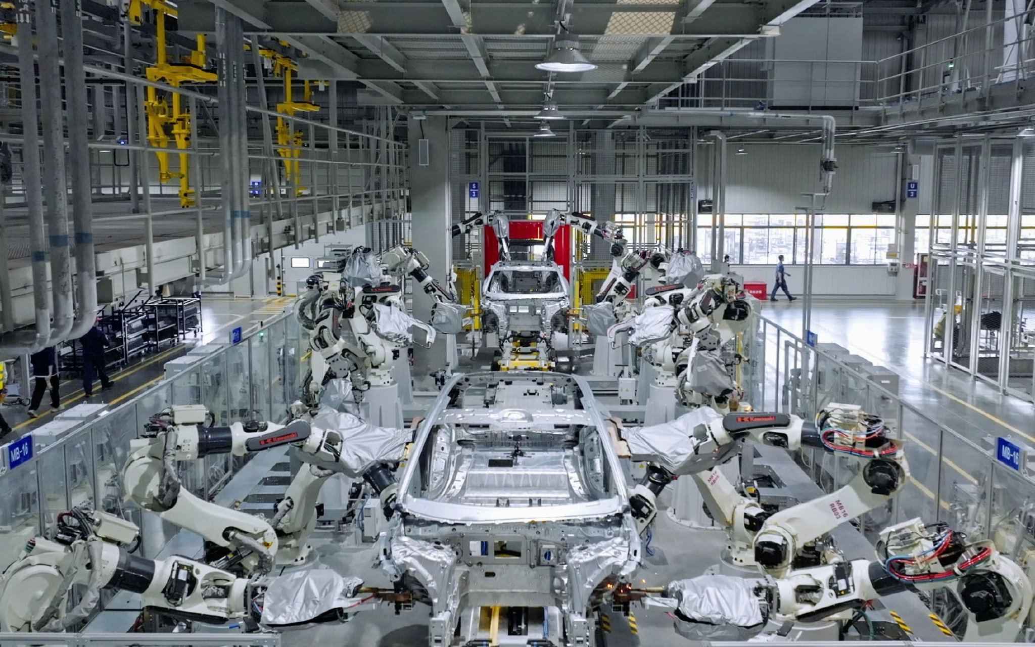 图为长安汽车联合华为、中国联通等打造的阿维塔数智工厂的生产车间。新华社记者　陈诚　摄