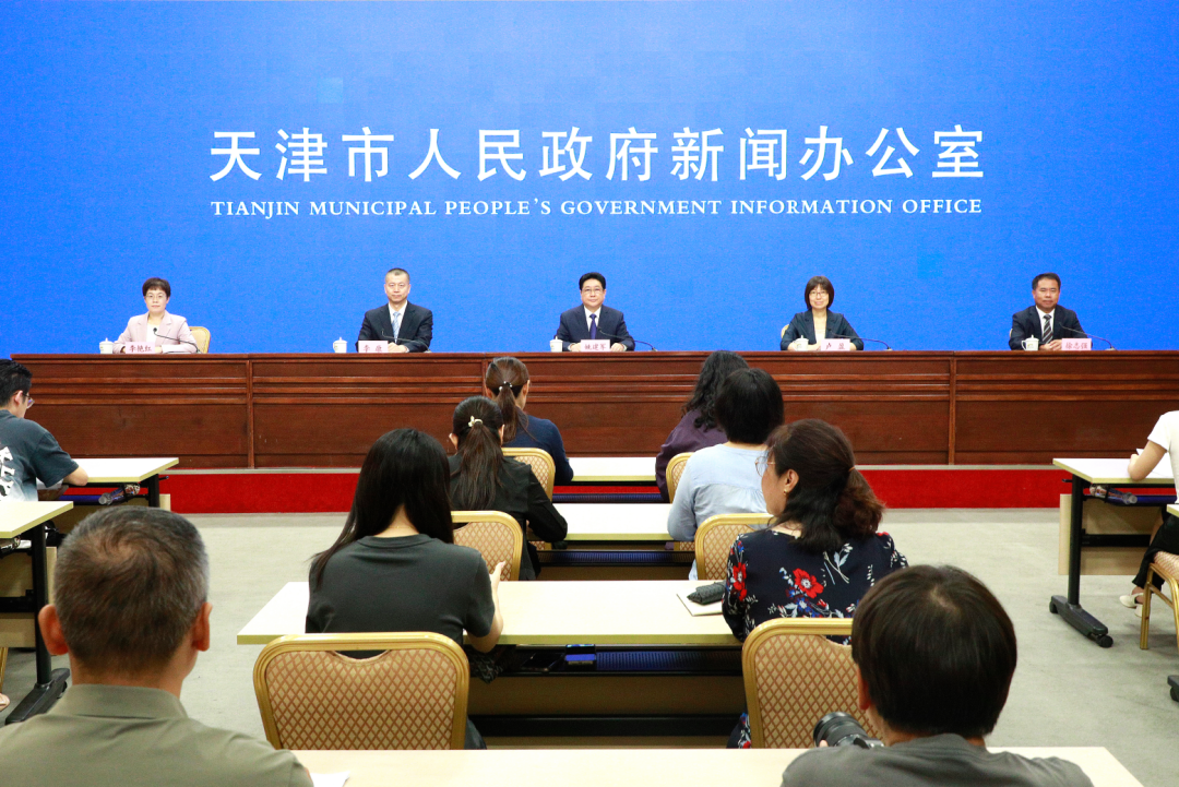 盈,和平区委常委,宣传部部长李康,和平区副区长徐志强出席新闻发布会