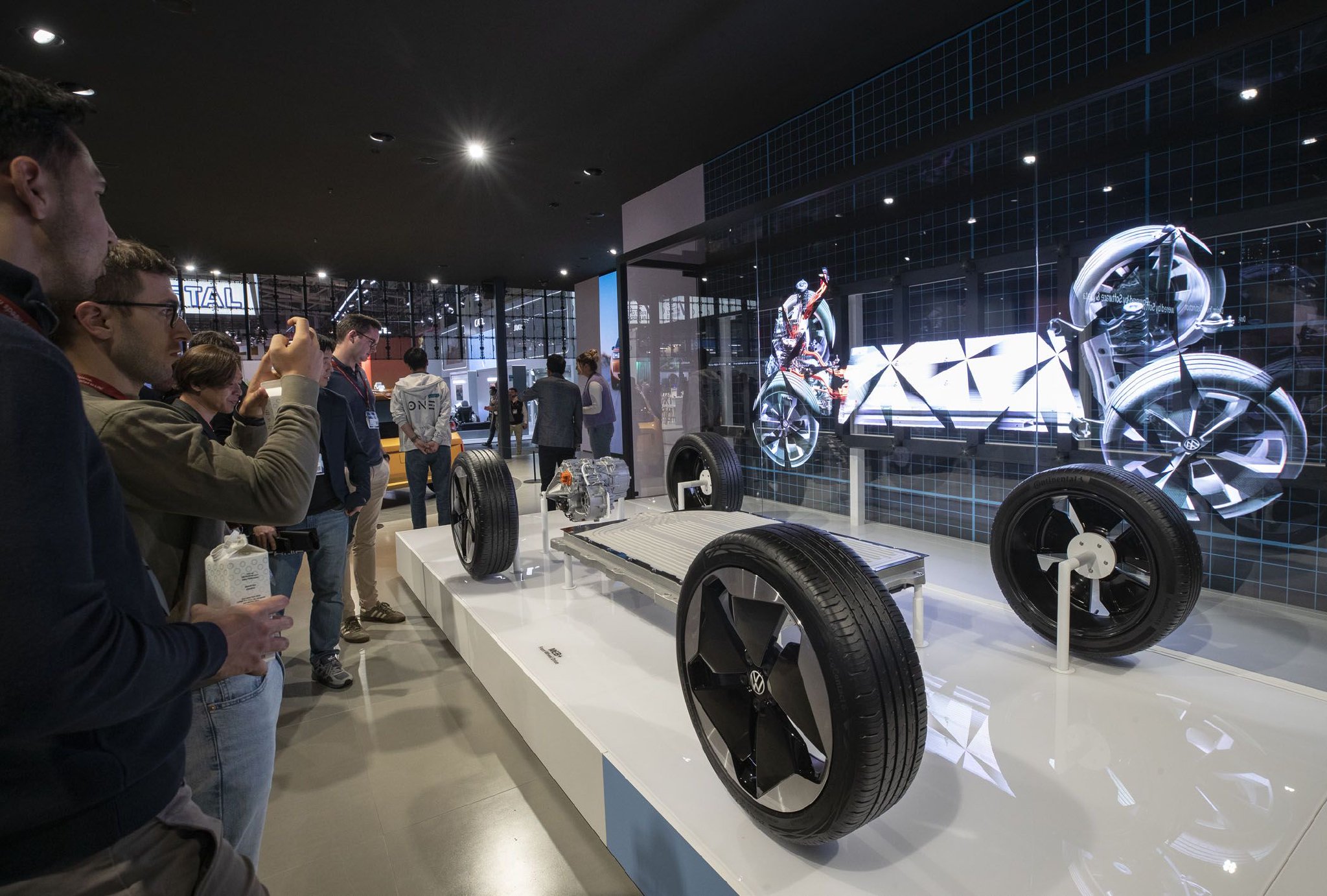 9月9日，人们在德国慕尼黑国际车展的大众集团展台参观。新华社记者　张帆　摄