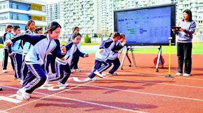     河北秦皇岛海港区在水一方小学学生正在搭配智慧体育硬件设施练习跑步。曹建雄摄/光明图片