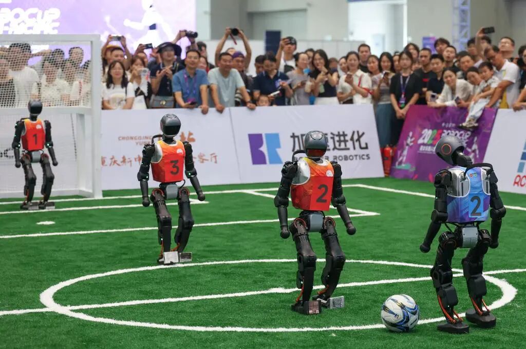 9月5日，观众在2025世界智能产业博览会上观看人形机器人足球赛。新华社记者 陈诚 摄