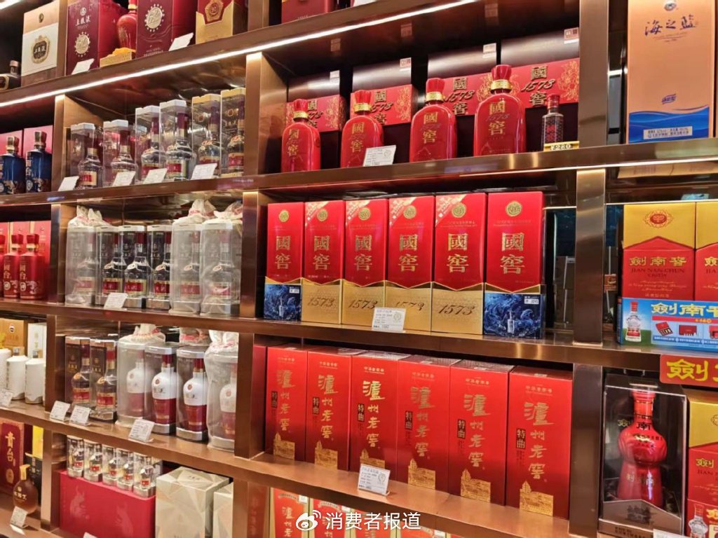广州某线下商超里的白酒货架陈列 图源:《消费者报道》记者摄