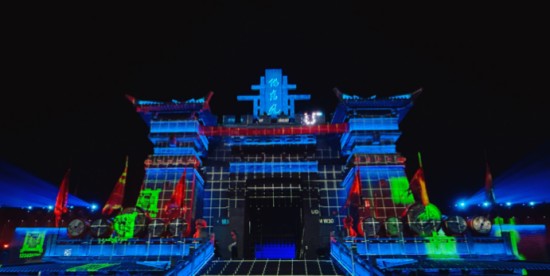 建业显示团队为城墙投影进行调试（左）；安装在防水外壳内的科视Christie DWU19-HS激光投影机（右）