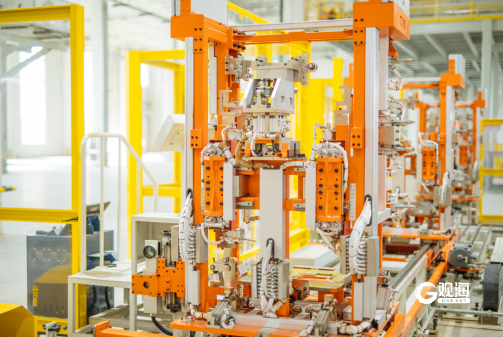 海尔高端柔性洗衣机智能工厂骨架焊接环节