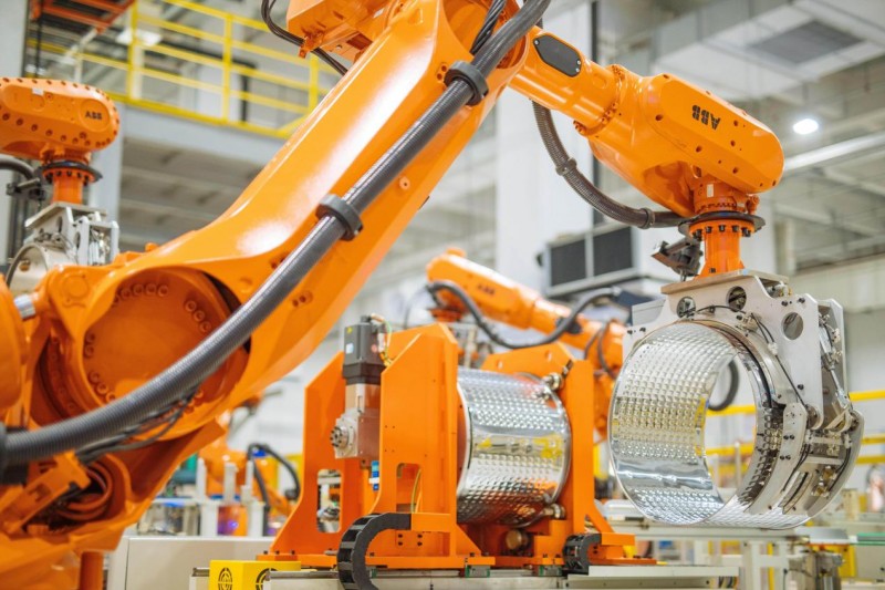 图：海尔高端柔性洗衣机智能工厂内筒生产环节