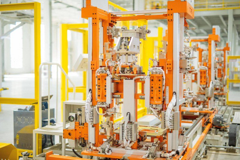 图：海尔高端柔性洗衣机智能工厂骨架焊接环节