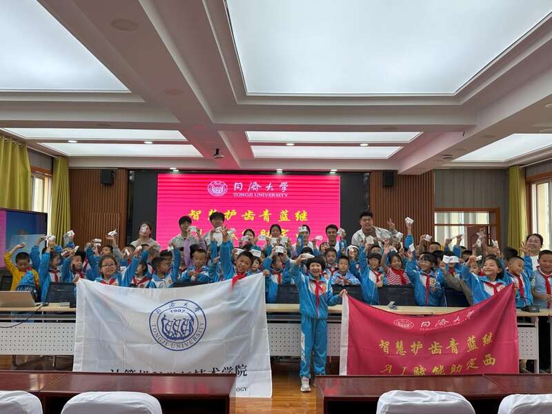 团队在甘肃定西五所中小学开展口腔健康筛查