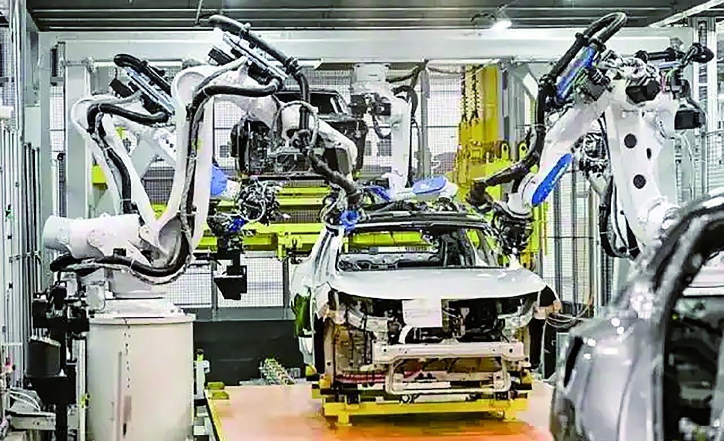 长安汽车数智工厂自动化生产作业 新华社发