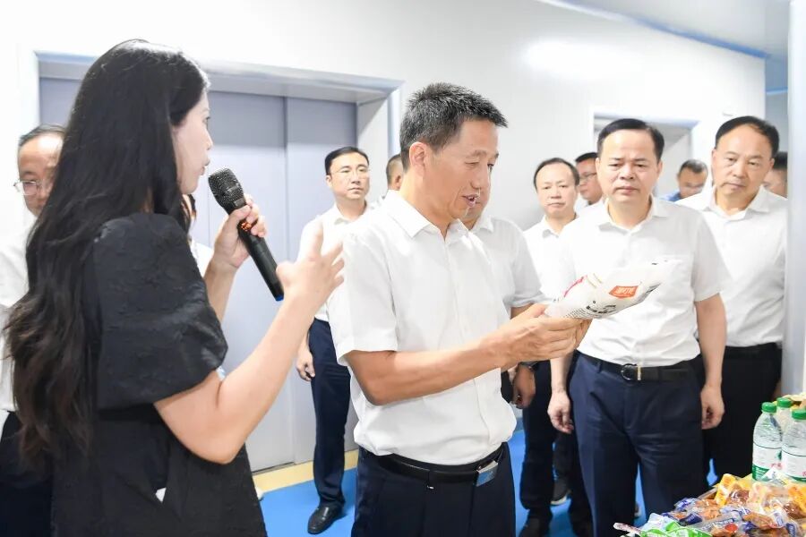 （许忠建在怀恩农业了解产品研发、市场拓展等情况。以上照片均由怀化日报全媒体记者 杨智伟 摄）