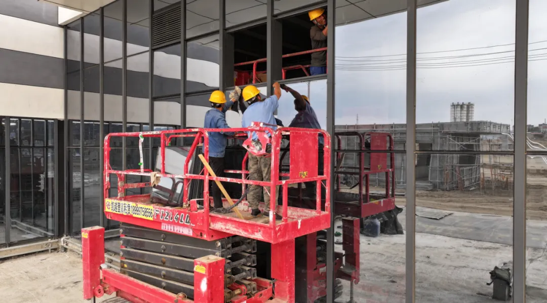 工人们正忙着安装玻璃