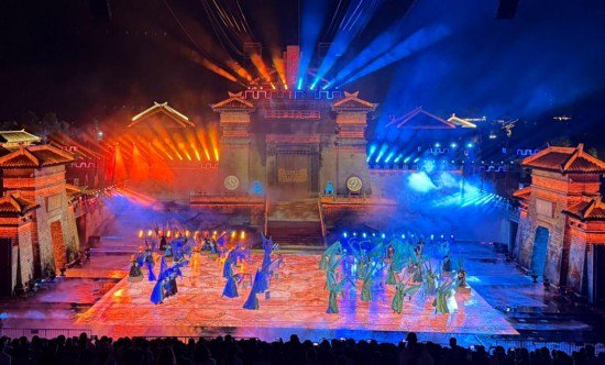 《赤壁・借东风》文化表演巧妙融合了现场表演、大型布景和投影技术