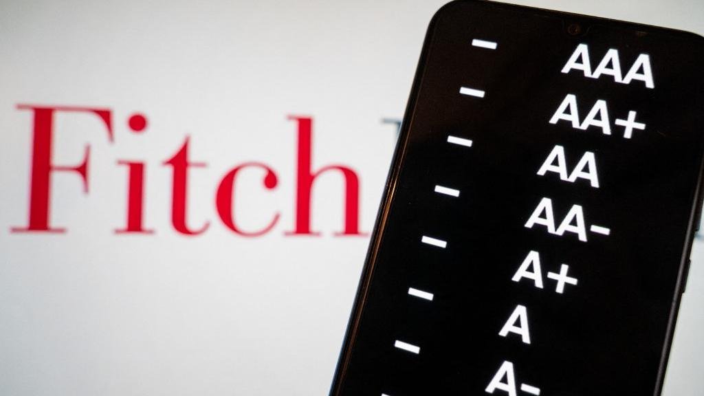 財政、政治陷雙重危機 惠譽(yù)下調法國主權信用評級