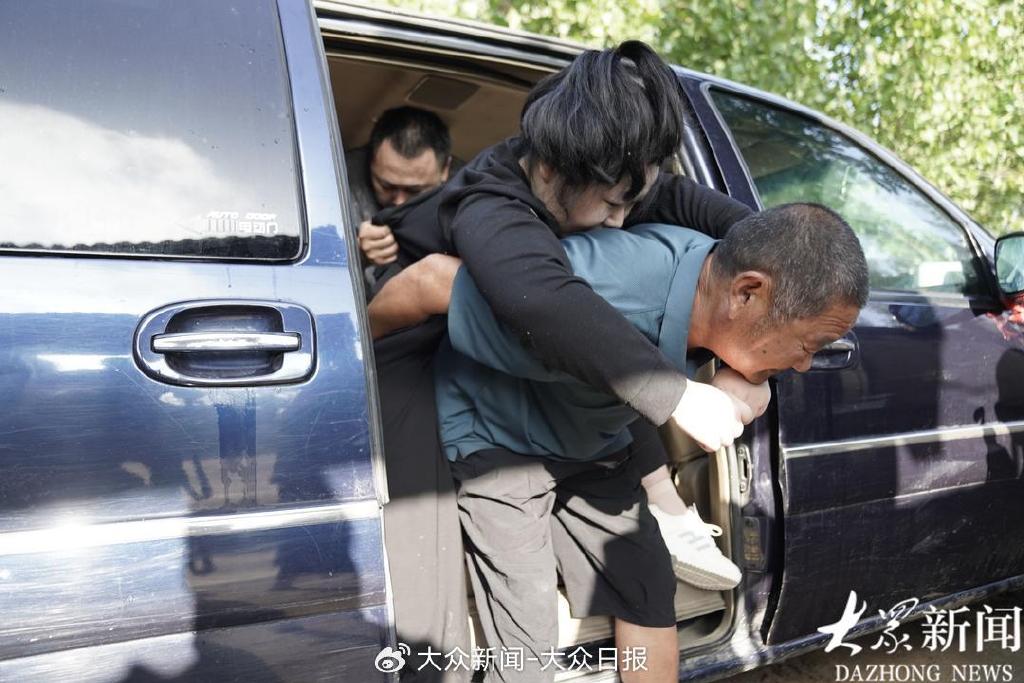 手指康复器材怎么用十二载无数次弯腰 祖父的脊背终成通途 坚强女孩何炎格：爷爷,大学到了_https://www.jmylbn.com_新闻资讯_第12张