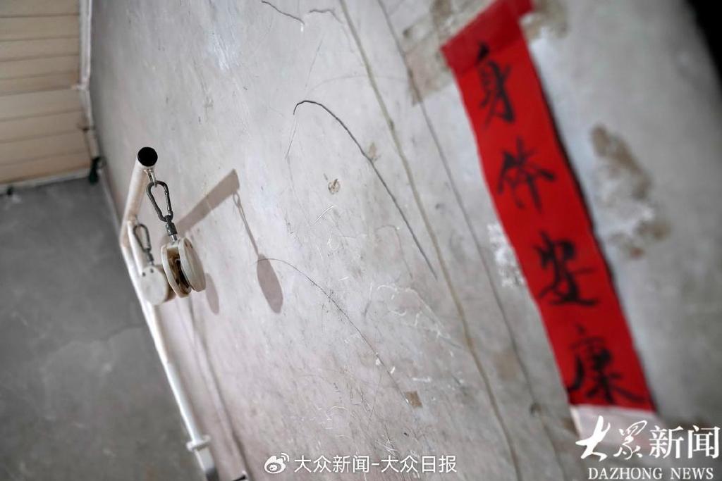 手指康复器材怎么用十二载无数次弯腰 祖父的脊背终成通途 坚强女孩何炎格：爷爷,大学到了_https://www.jmylbn.com_新闻资讯_第4张