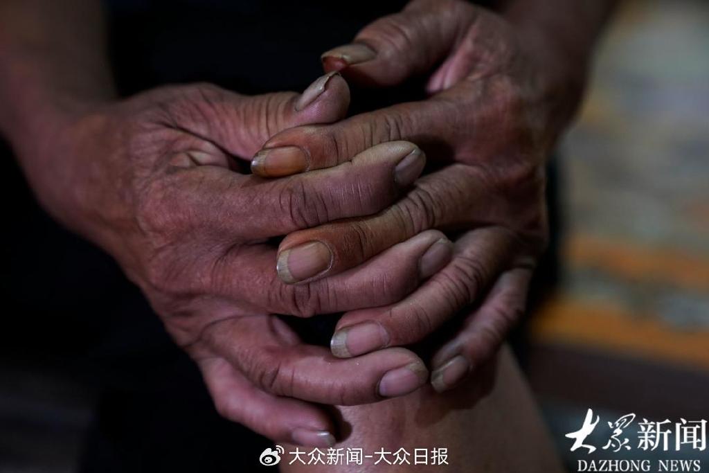 手指康复器材怎么用十二载无数次弯腰 祖父的脊背终成通途 坚强女孩何炎格：爷爷,大学到了_https://www.jmylbn.com_新闻资讯_第9张