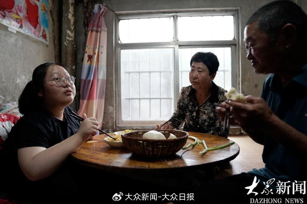 手指康复器材怎么用十二载无数次弯腰 祖父的脊背终成通途 坚强女孩何炎格：爷爷,大学到了_https://www.jmylbn.com_新闻资讯_第5张