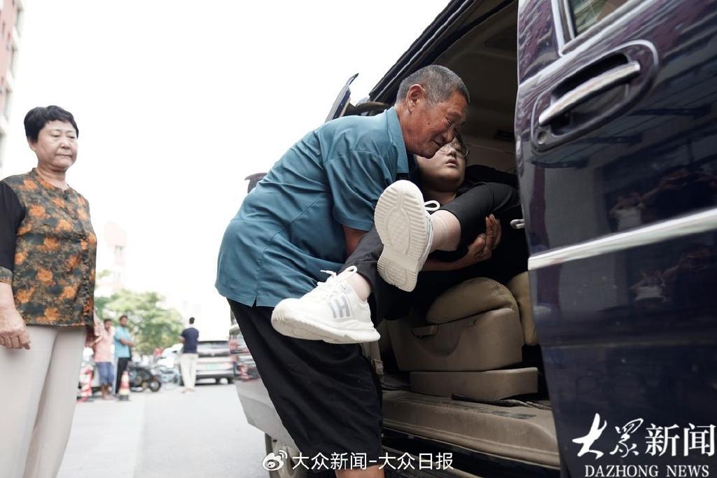 手指康复器材怎么用十二载无数次弯腰 祖父的脊背终成通途 坚强女孩何炎格：爷爷,大学到了_https://www.jmylbn.com_新闻资讯_第14张