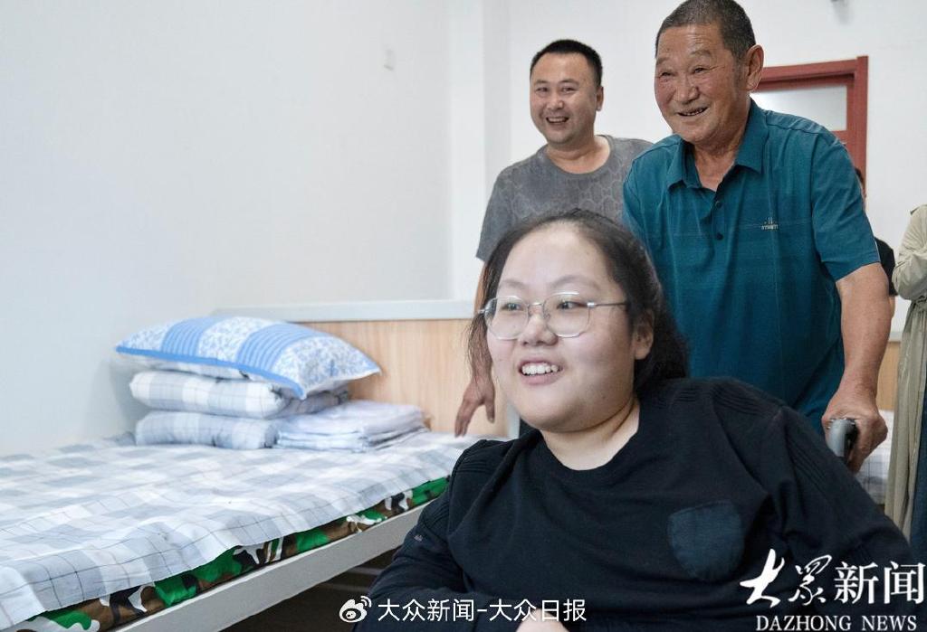 手指康复器材怎么用十二载无数次弯腰 祖父的脊背终成通途 坚强女孩何炎格：爷爷,大学到了_https://www.jmylbn.com_新闻资讯_第16张