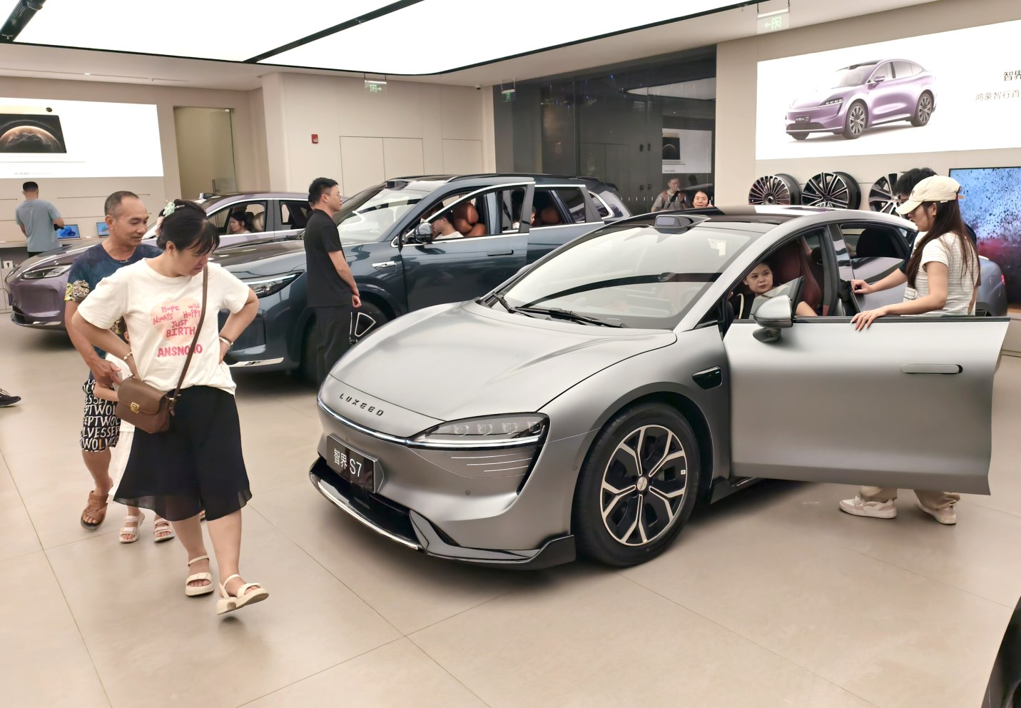     市民在卖场选购汽车。     本报记者宋延康 摄