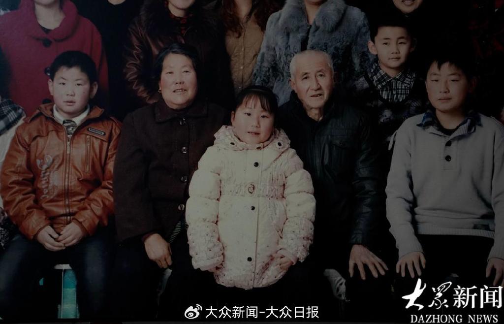 手指康复器材怎么用十二载无数次弯腰 祖父的脊背终成通途 坚强女孩何炎格：爷爷,大学到了_https://www.jmylbn.com_新闻资讯_第3张