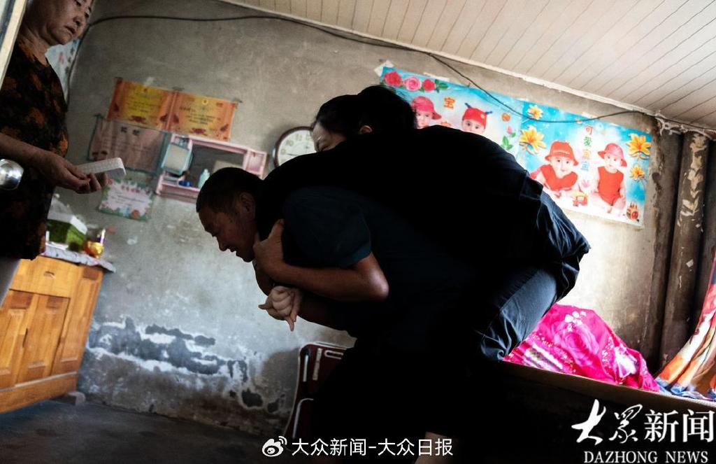 手指康复器材怎么用十二载无数次弯腰 祖父的脊背终成通途 坚强女孩何炎格：爷爷,大学到了_https://www.jmylbn.com_新闻资讯_第11张