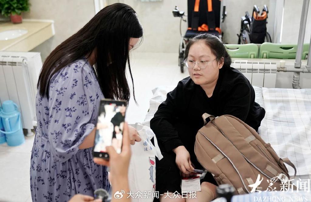 手指康复器材怎么用十二载无数次弯腰 祖父的脊背终成通途 坚强女孩何炎格：爷爷,大学到了_https://www.jmylbn.com_新闻资讯_第15张