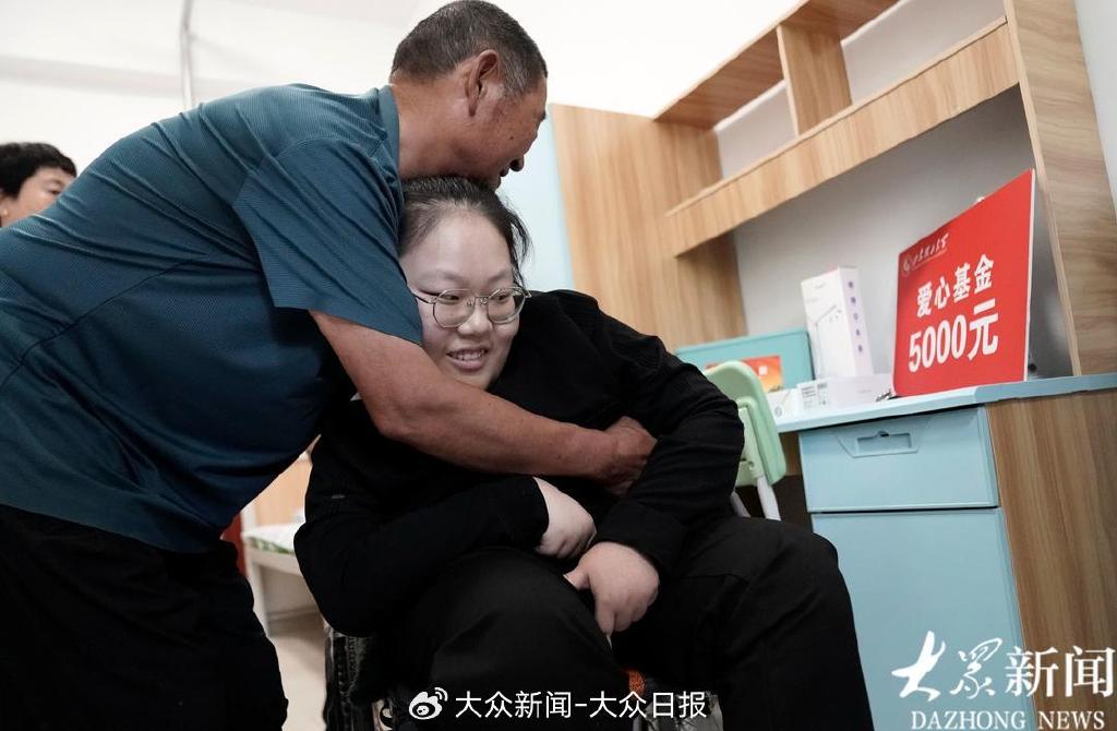 手指康复器材怎么用十二载无数次弯腰 祖父的脊背终成通途 坚强女孩何炎格：爷爷,大学到了_https://www.jmylbn.com_新闻资讯_第17张