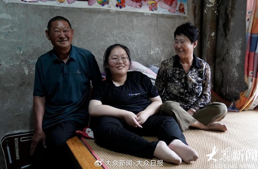 手指康复器材怎么用十二载无数次弯腰 祖父的脊背终成通途 坚强女孩何炎格：爷爷,大学到了_https://www.jmylbn.com_新闻资讯_第6张